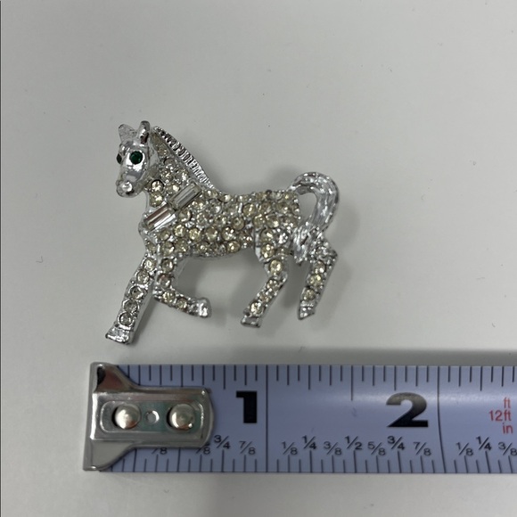 VINTAGE BROOCHES AND BOX BUNDLE OF 6 CAT HORSE AIRPLANE SANTA CROSS GOLD SILVER - Picture 2 of 16